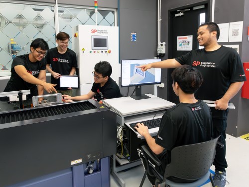 Students testing the Industry 4.0 Station 