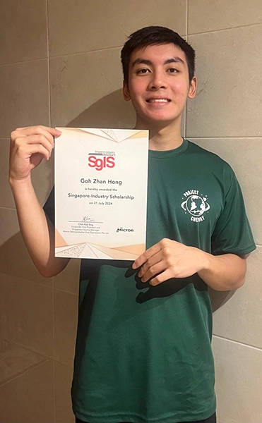 Chemical Engineering alumnus received SgIS