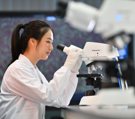 CLS-DBS Student Using Microscope-v01