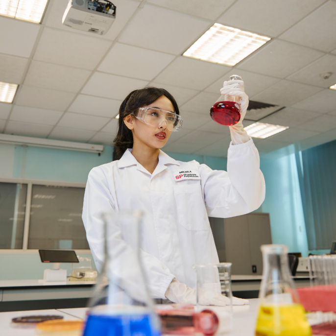 CLS-DCSP Student Observing Chemicals-v01