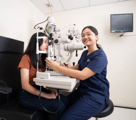 CLS-DOPT Student Using Ophthalmoscope-v01