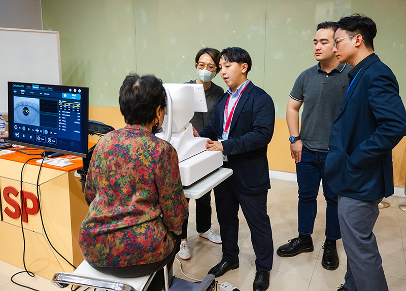 Eye care practitioners experiencing a live demonstration of diagnostic scan