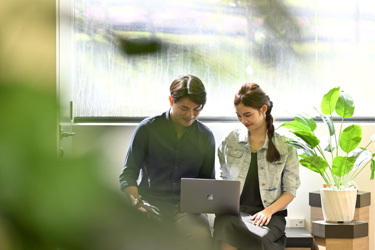 students staring at laptop