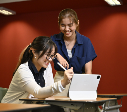 SB-DCBP Students Studying on Ipad-v01