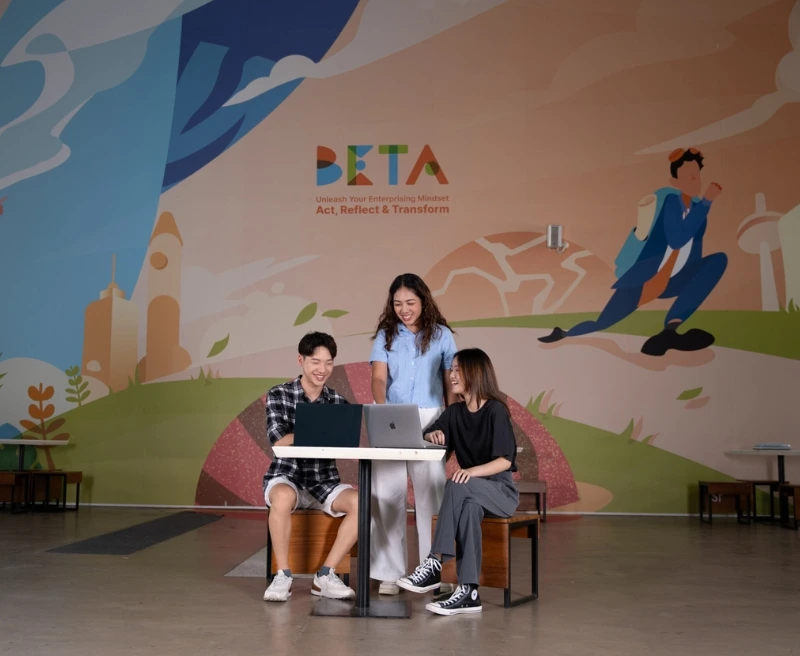 SB-Landing-Students-Studying-in-Front-of-BETA-Wall